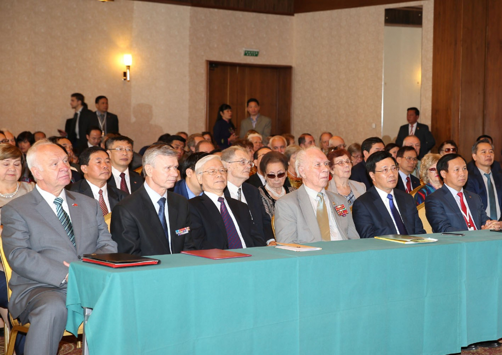 Ông E.P. Glazunov (ngồi hàng đầu thứ tư từ trái sang) cùng hiện diện với Tổng Bí thư Nguyễn Phú Trọng trong Lễ kỷ niệm lần thứ 60 ngày thành lập Hội Hữu nghị Nga - Việt tổ chức tại Moskva sáng 8/9/2018.     Ảnh: TRÍ DŨNG - TTXVN
