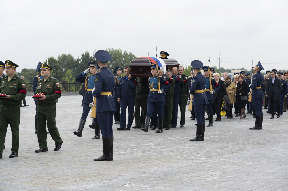 Từ trên xuống là những hình ảnh về lễ tang Thượng tướng Anatoli Ivanovich Khiupenen