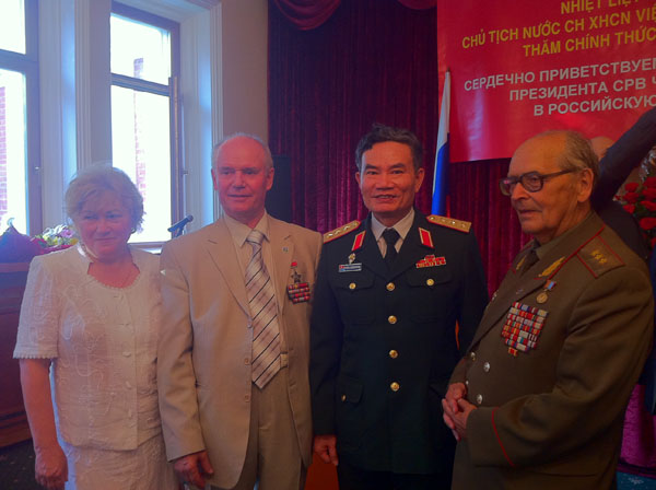 Thượng tướng Anatoli Ivanovich Khiupenen (ngoài cùng bên phải) trong một hoạt động tại Đại sứ quán Việt Nam ở Moskva. Đứng cạnh ông là Thượng tướng Trương Quang Khánh, nguyên Thứ trưởng Bộ Quốc phòng.