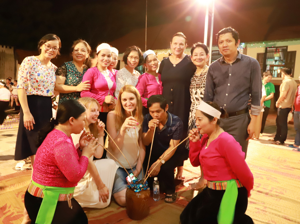 Phụ nữ Việt - Nga giao lưu tại tỉnh Hòa Bình