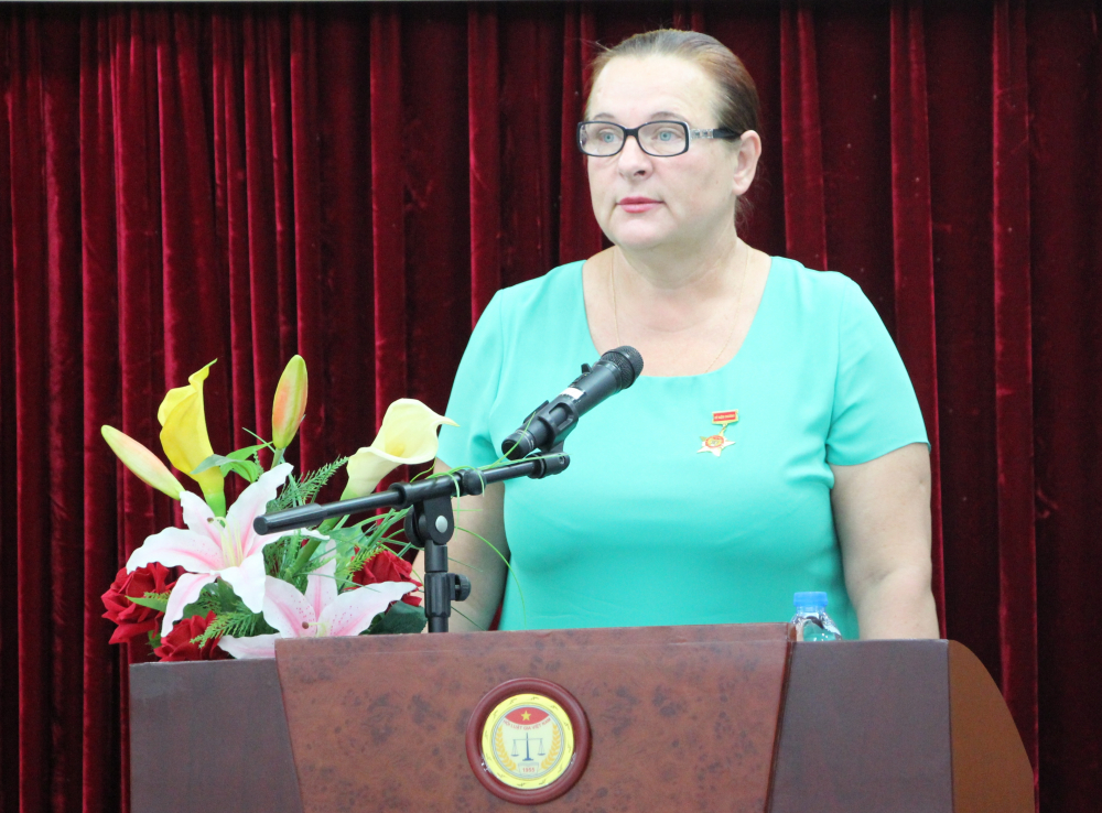 Bà I.A. Umnova phát biểu tại buổi lễ trao tặng Kỷ niệm chương của Hội Luật gia Việt Nam