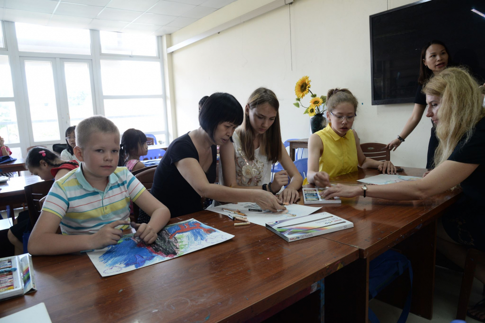 Các em thiếu nhi Nga giao lưu tại lớp vẽ ở Cung Thiếu nhi Hà Nội