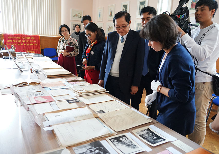 Đoàn đại biểu Bộ Nội vụ thăm Gian trưng bày các tư liệu gốc có liên quan cuộc đời và hoạt động cách mạng của Chủ tịch Hồ Chí Minh và lãnh tụ của phong trào cách mạng vô sản Nga V.I. Lenin.