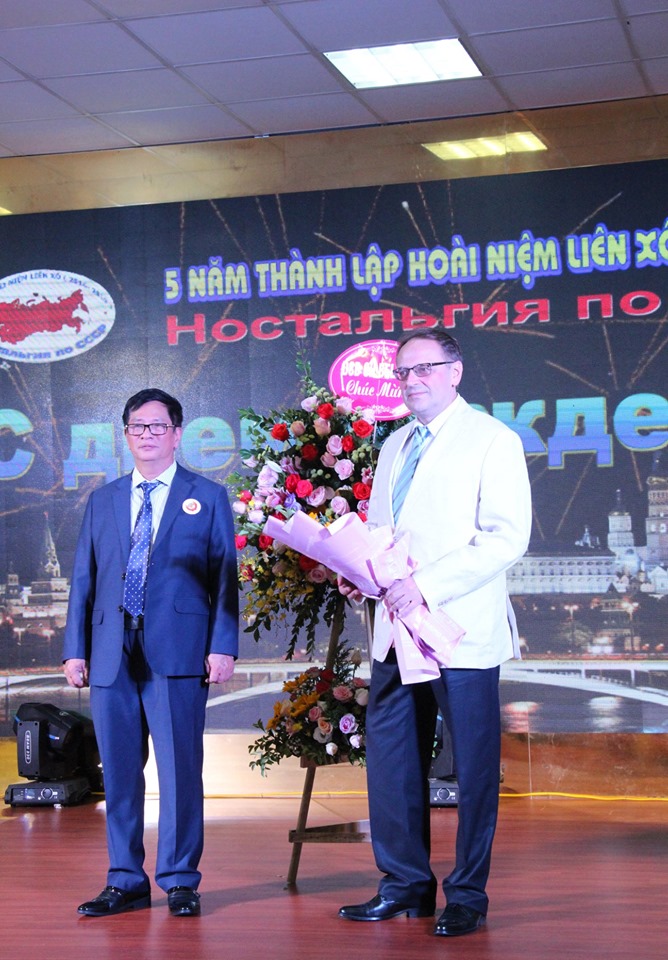 Đại sứ Belarus tại Việt Nam V. A. Goshin tặng hoa chúc mừng ông Nguyễn Cảnh Toàn, Chủ tịch Diễn đàn Hoài niệm Liên Xô