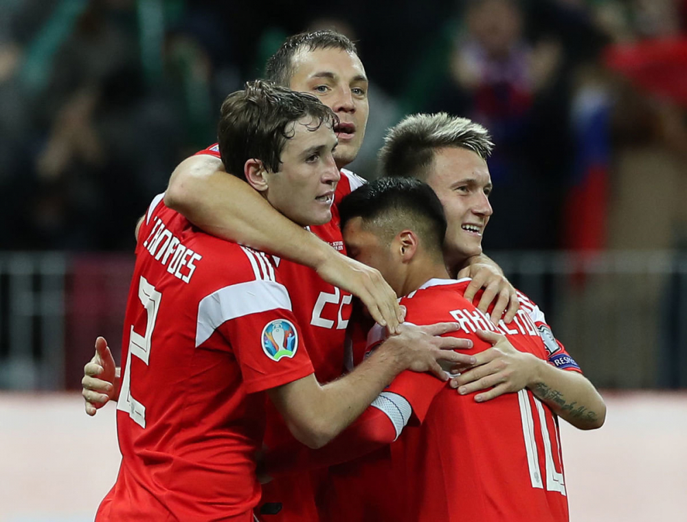 Các cầu thủ Nga ăn mừng bàn thắng