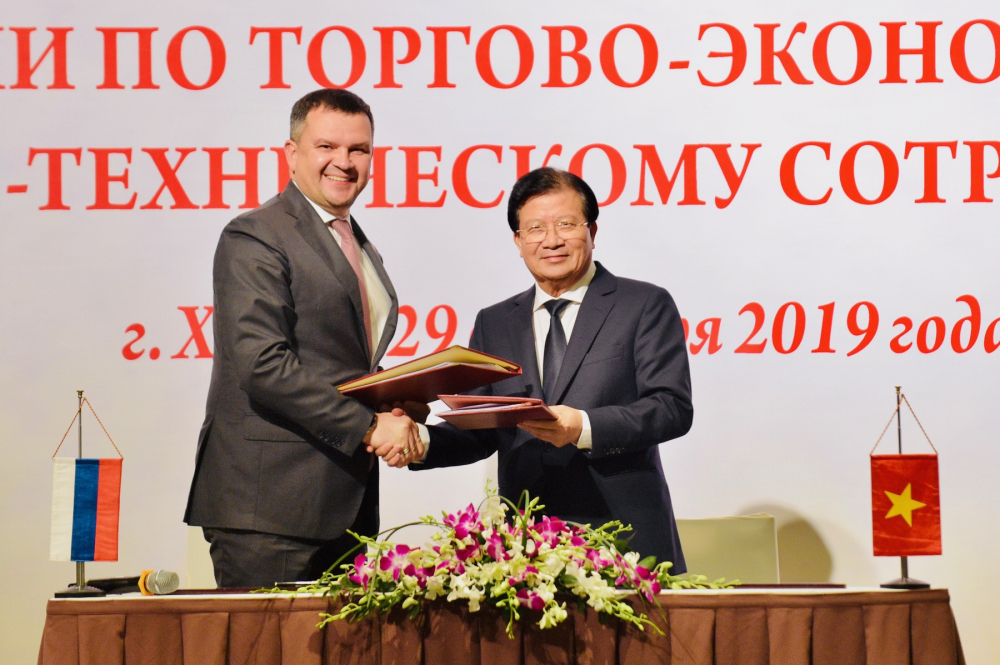 Phó Thủ tướng Trịnh Đình Dũng và Phó Thủ tướng Nga Maxim Akimov ký Biên bản Khóa họp 22