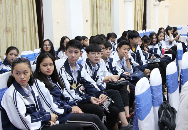 Các em học sinh Trường phồ thông Phan Bội Châu tham dự cuộc tọa đàm - giao lưu