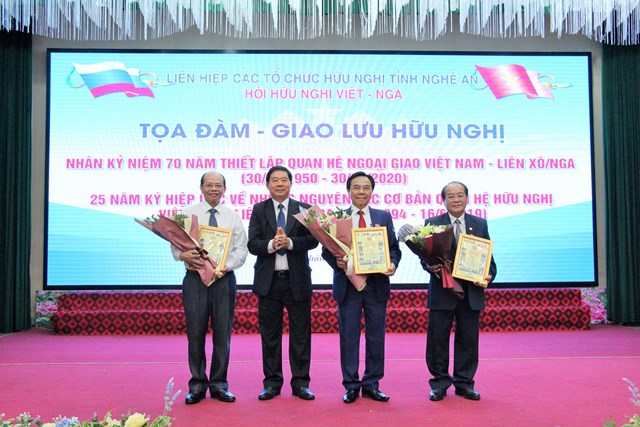 Các cán bộ Hội Hữu nghị Việt-Nga tỉnh Nghệ An được tặng Huy chương 