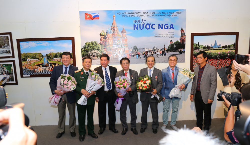Ông Trần Bình Minh, Chủ tịch (bìa phải), và ông Trịnh Quốc Khánh, Phó Chủ tịch thường trực Hội Hữu nghị Việt-Nga (thứ ba từ trái sang), tặng hoa cảm ơn 5 tác giả.
