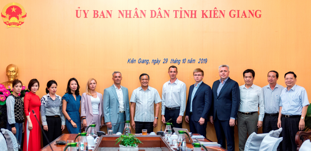 Lãnh đạo tỉnh Kiên Giang và đoàn doanh nghiệp Nga chụp ảnh kỷ niệm sau buổi làm việc