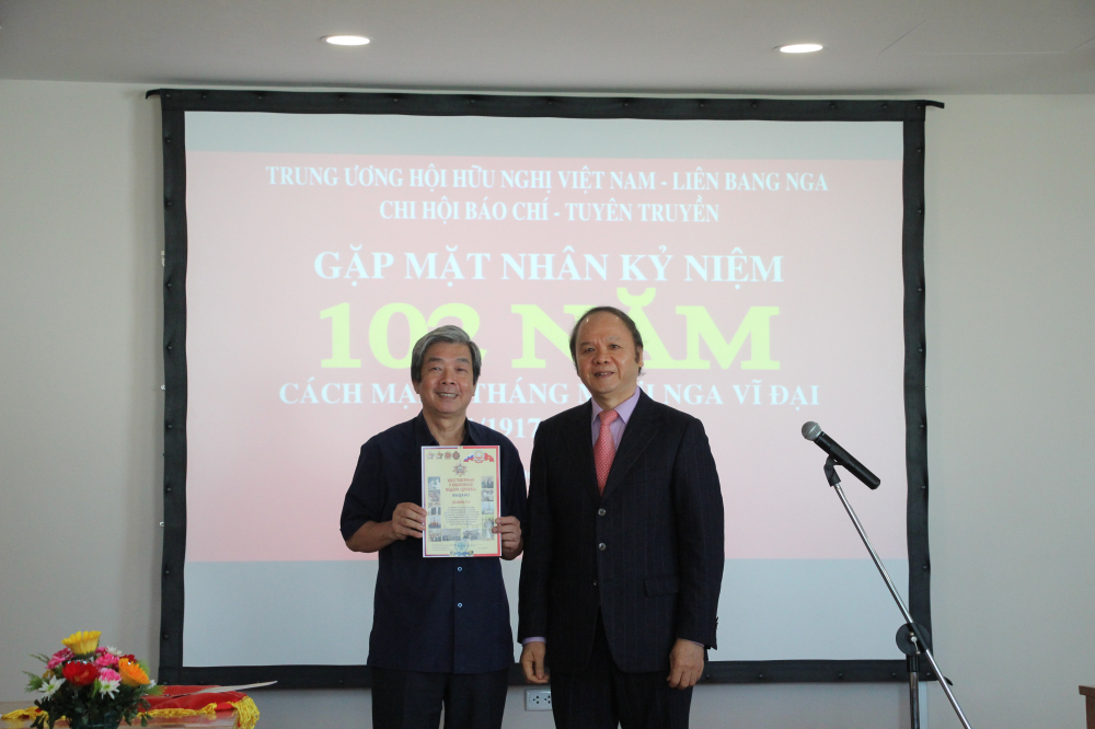 Ông Bùi Đình Dĩnh, Phó Chủ tịch Trung ương Hội, trao Huy chương 