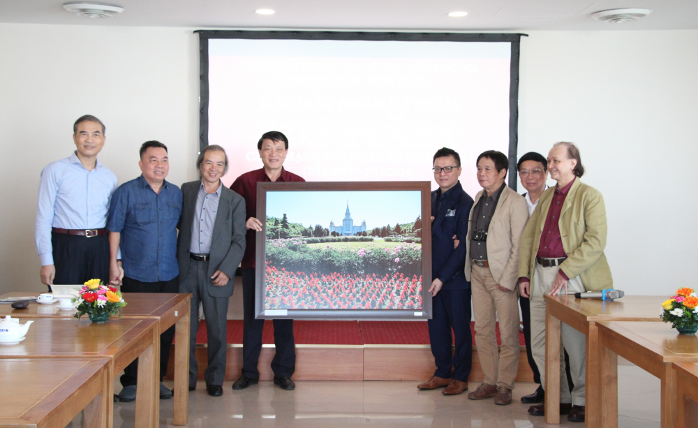 Các nhà báo Vũ Huyến, Nguyễn Đăng Phát, Phạm Tiến Dũng trao tặng TTXVN bức ảnh về Trường đại học Lomonosov đã trưng bày tại cuộc triển lãm ảnh 