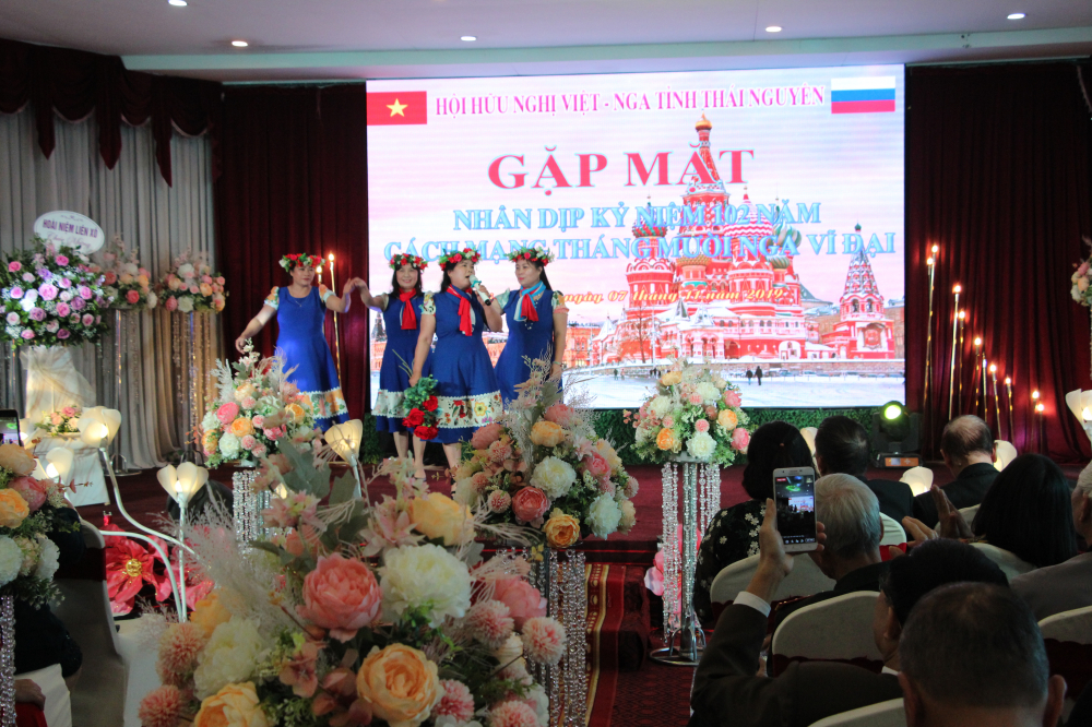 Một tiết mục ca nhạc tại cuộc gặp gỡ của Hội Hữu nghị Việt-Nga tỉnh Thái Nguyên