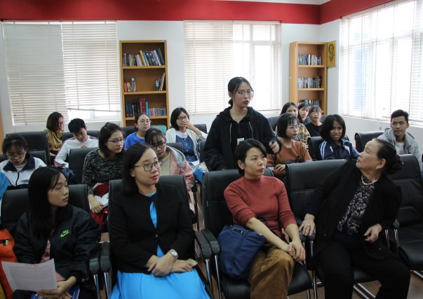 Sinh viên Khoa Nga nêu câu hỏi với TS Bùi Hiền trong buổi giới thiệu Từ điển