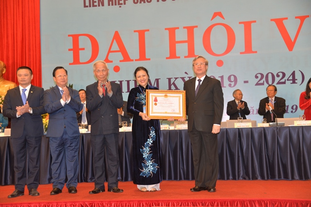 Ông Trần Quốc Vượng trao Huân chương Lao động Hạng Nhất tặng Liên hiệp các tổ chức hữu nghị Việt-Nam