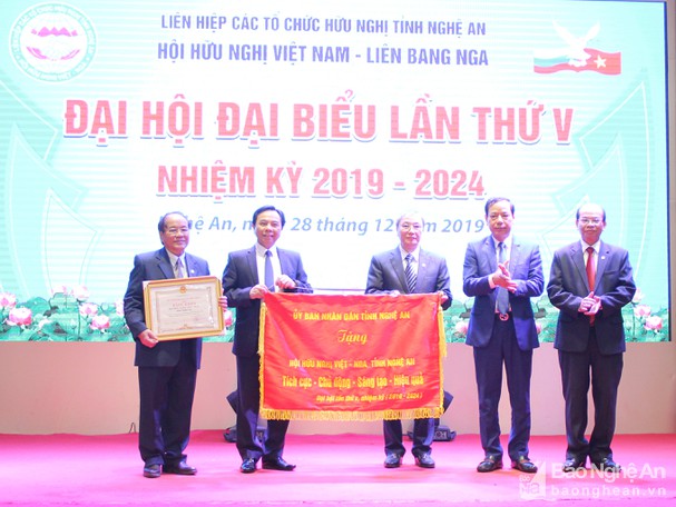 UBND tỉnh tặng Bằng khen và bức trướng cho Hội Hữu nghị Việt-Nga tỉnh Nghệ An