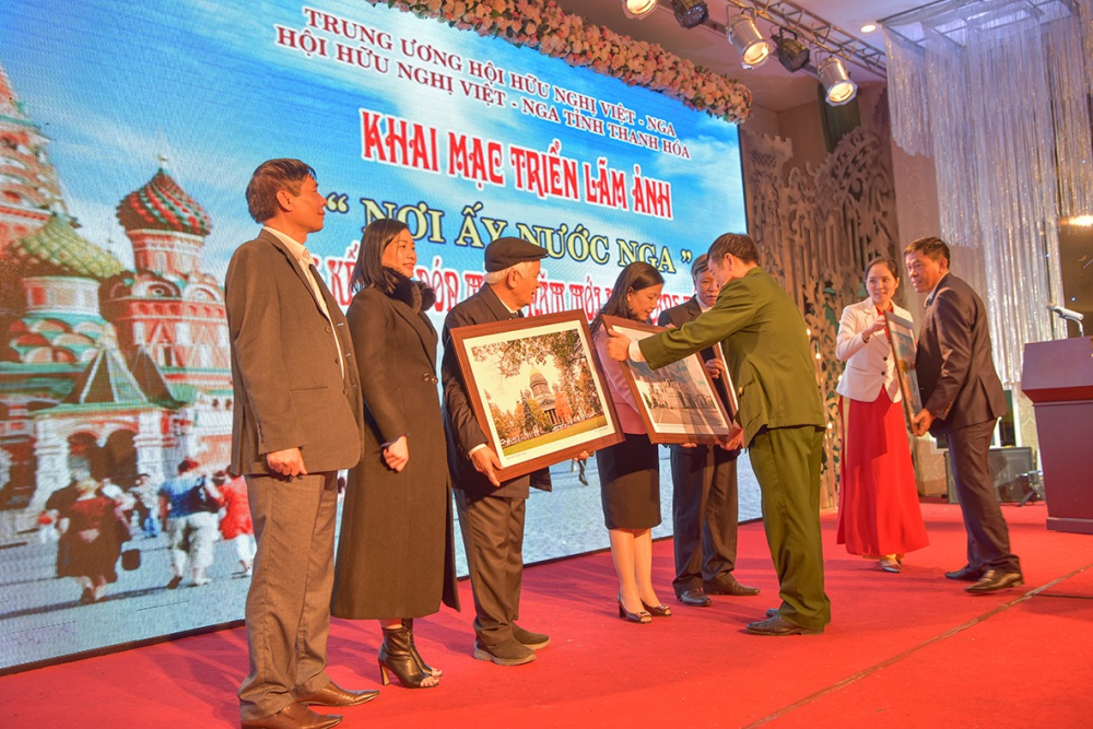 Tặng ảnh triển lãm cho 5 đơn vị thuộc tỉnh Thanh Hóa