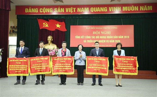 Một số đơn vị được tặng Cờ thi đua của Ban Đối ngoại Trung ương Đảng  Ảnh: TTXVN