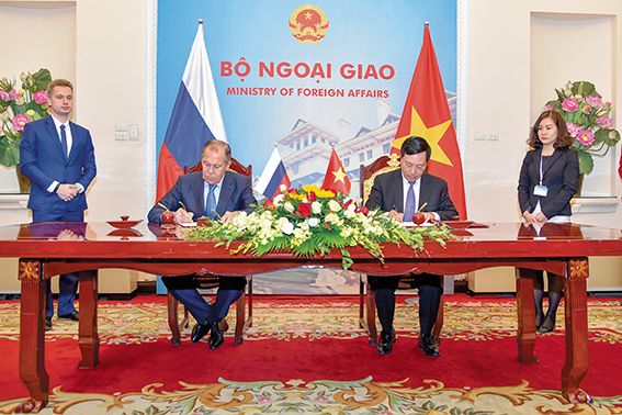 Phó Thủ tướng, Bộ trưởng Bộ Ngoại giao Phạm Bình Minh và Bộ trưởng Ngoại giao LB Nga S. Lavrov ký Kế hoạch hợp tác giữa hai Bộ Ngoại giao giai đoạn 2019-2020, tháng 3/2018.