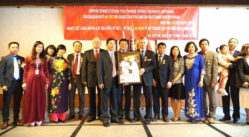 Hội Hữu nghị Việt-Nga trao bức ảnh Bác Hồ và Bác Tôn - vị Chủ tịch đầu tiên của Hội Hữu nghị Việt-Xô - tặng Hội Hữu nghị Nga-Việt
