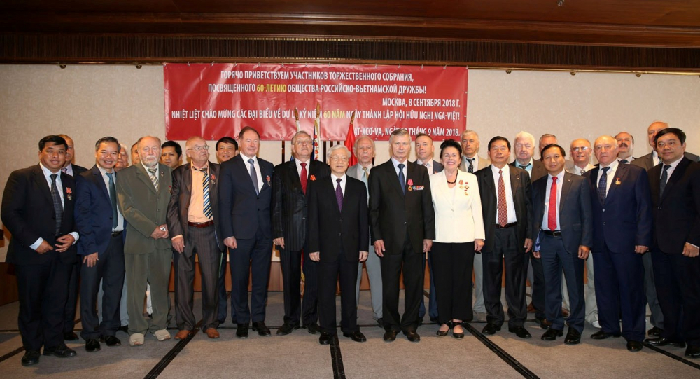 Tổng Bí thư Nguyễn Phú Trọng chụp ảnh kỷ niệm cùng các vị lãnh đạo Hội Hữu nghị Nga-Việt
