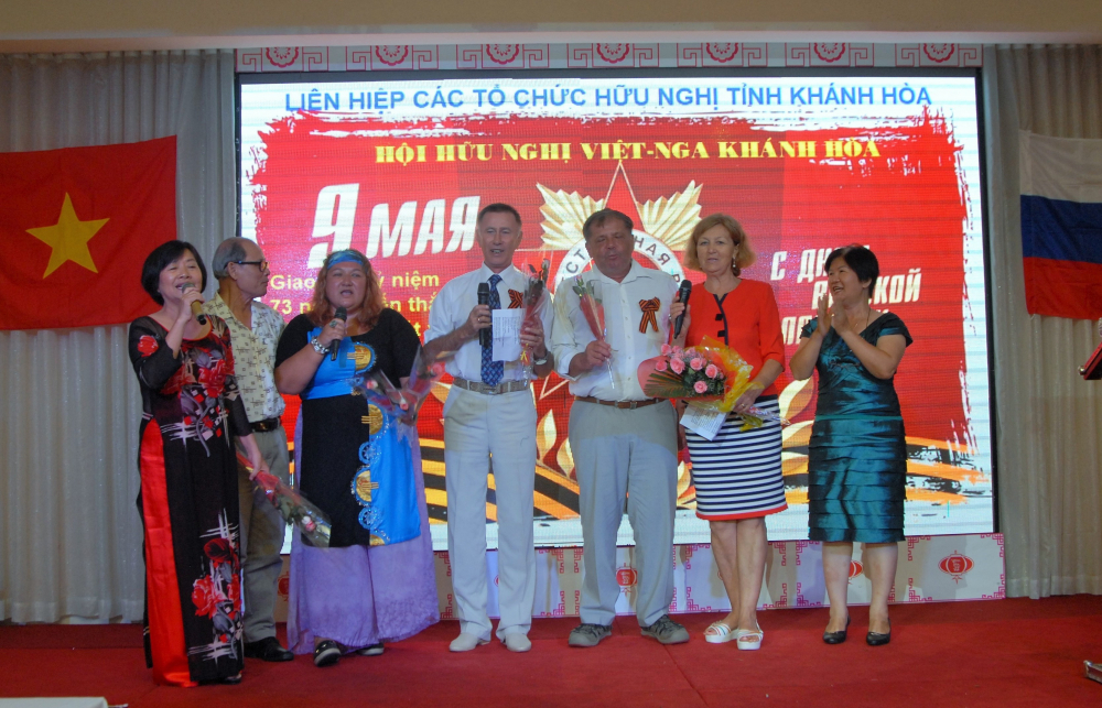 Hoạt động kỷ niệm ngày lễ chiến thắng của Việt Nam và LB Nga tại Nha Trang (Khánh Hòa): các hội viên Việt Nam và Nga cùng hát bài ca chiến thắng.