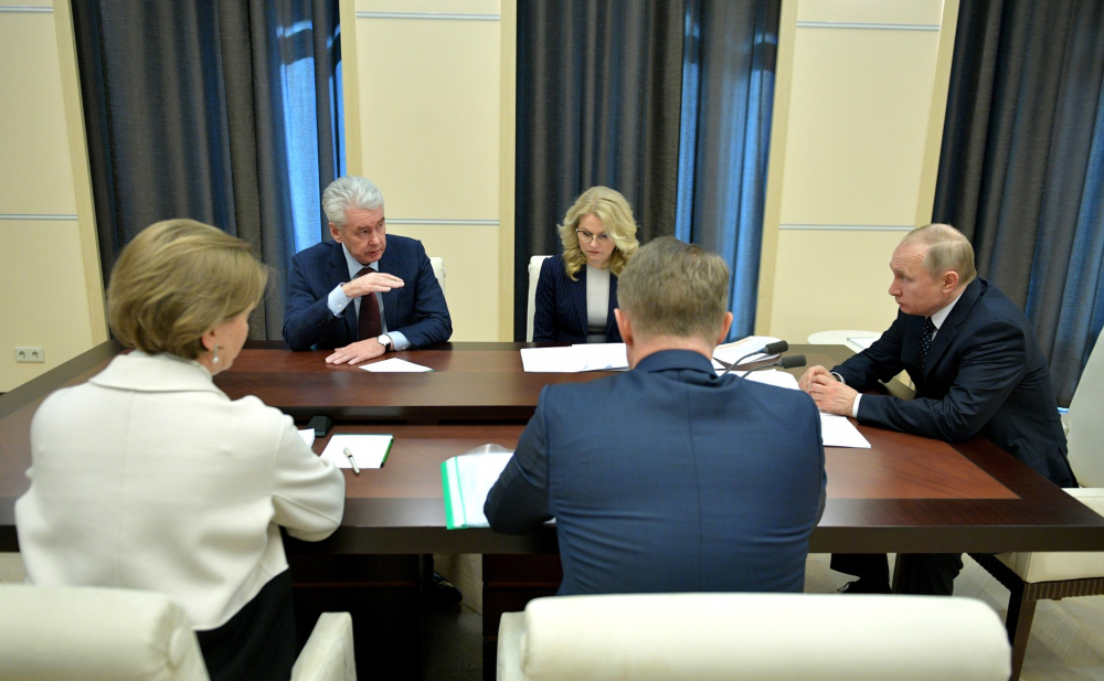 Tổng thống V. Putin họp với Phó Thủ tướng phụ trách khối văn xã, Bộ trưởng Y tế, Thị trưởng Moskva và người đứng đầu Cơ quan liên bang về giám sát việc bảo vệ quyền lợi người tiêu dùng và phúc lợi của người dân LB Nga.