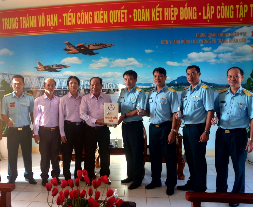 Ông Nguyễn Đắc Tấn, Chủ tịch Hội Hữu nghị Việt-Nga tỉnh Phú Yên (thứ tư từ trái sang) và các cán bộ Trung đoàn Không quân