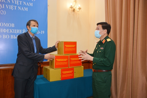 Thiếu tướng Nguyễn Xuân Kiên giới thiệu với Tham tán Bublikoy Vadim Vladimirovich về số vật tư y tế mà Bộ Quốc phòng Việt Nam trao tặng.