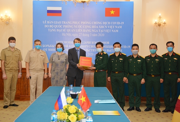 Lễ bàn giao vật tư y tế do Bộ Quốc phòng Việt Nam tặng Đại sứ quán Liên bang Nga tại Việt Nam.