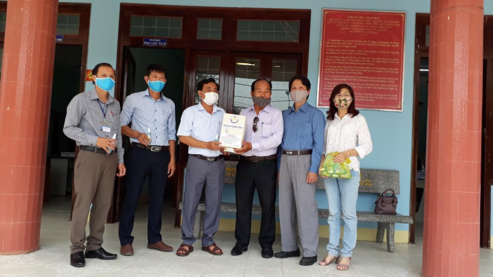 Ông Nguyễn Đắc Tấn, Chủ tịch Hội Hữu nghị Việt-Nga tỉnh Phú Yên (thứ tư từ trái sang), trao thiết bị rửa tay sát khuẩn tặng xã Hòa Đồng