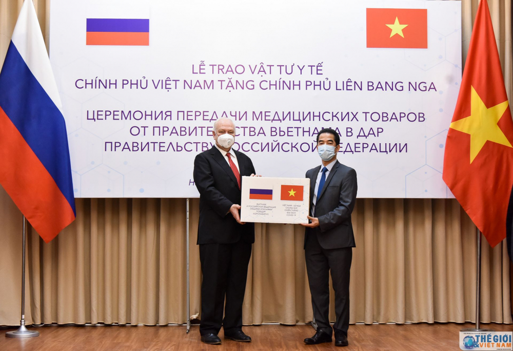 Thứ trưởng Ngoại giao Tô Anh Dũng trao tượng trưng số quà tặng phòng chống covid-19 cho Đại sứ K. Vnukov