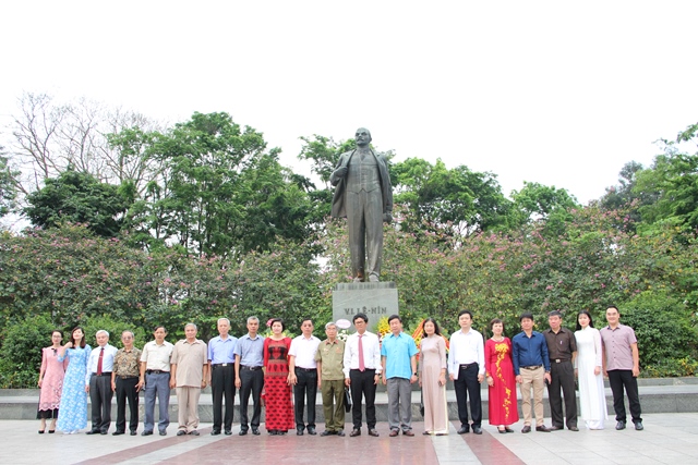 Đoàn đại biểu Hội Hữu nghị Việt-Nga do Chủ tịch Hội Trần Bình Minh dẫn đầu dâng hoa hoa tưởng niệm Lênin, ngày 22/4/2019
