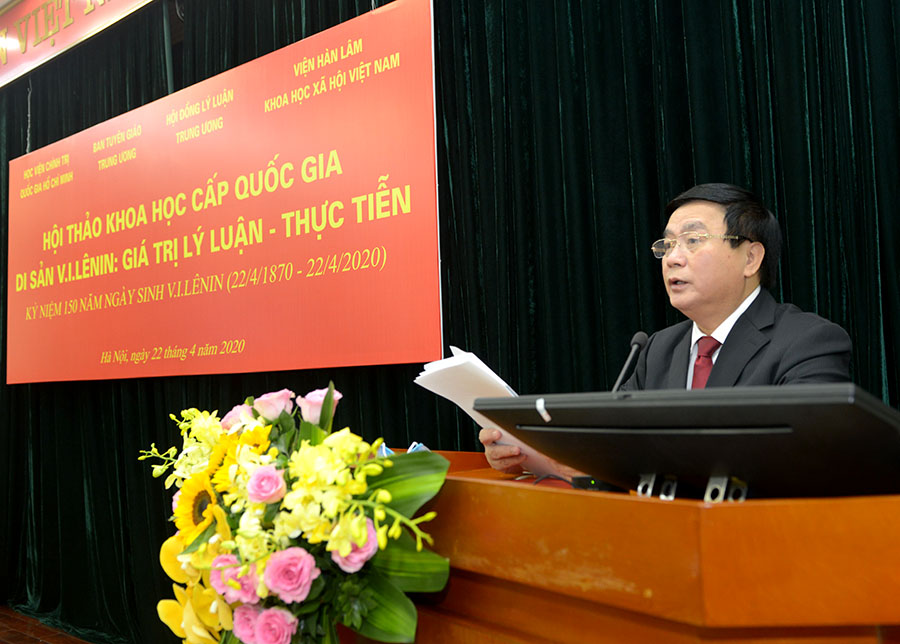 Ông Nguyễn Xuân Thắng, Bí thư Trung ương Đảng, Giám đốc Học viện Chính trị quốc gia Hồ Chí Minh, Chủ tịch Hội đồng Lý luận Trung ương phát biểu đề dẫn Hội thảo
