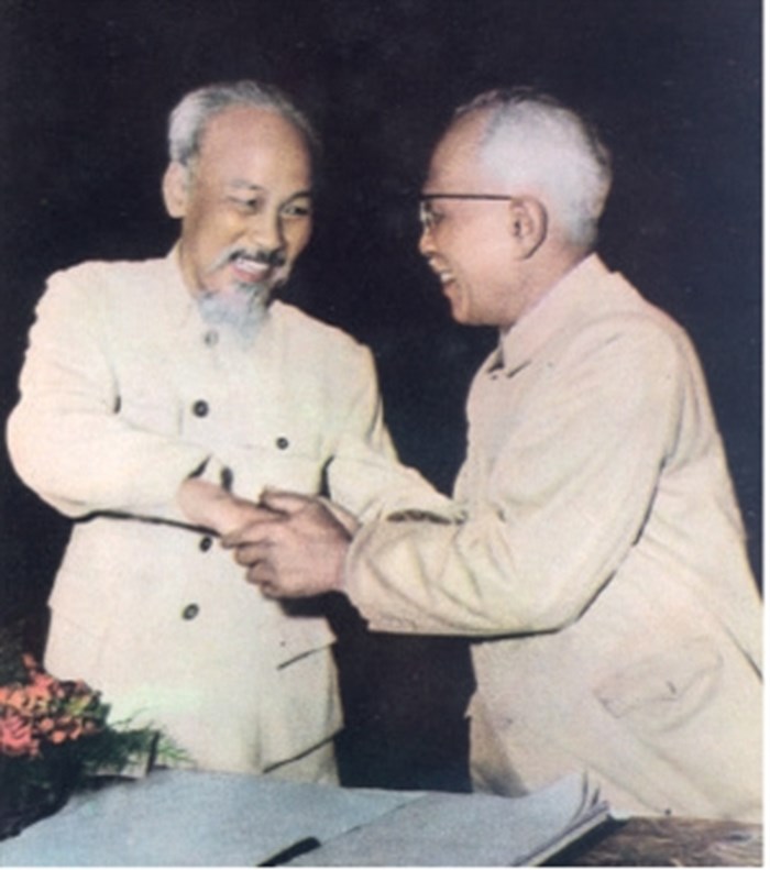 Bác Hồ và Bác Tôn. Bác Hồ chỉ thị thành lập Hội Hữu nghị Việt - Xô. Bác Tôn là Chủ tịch đầu tiên của Hội Hữu nghị Việt - Xô.