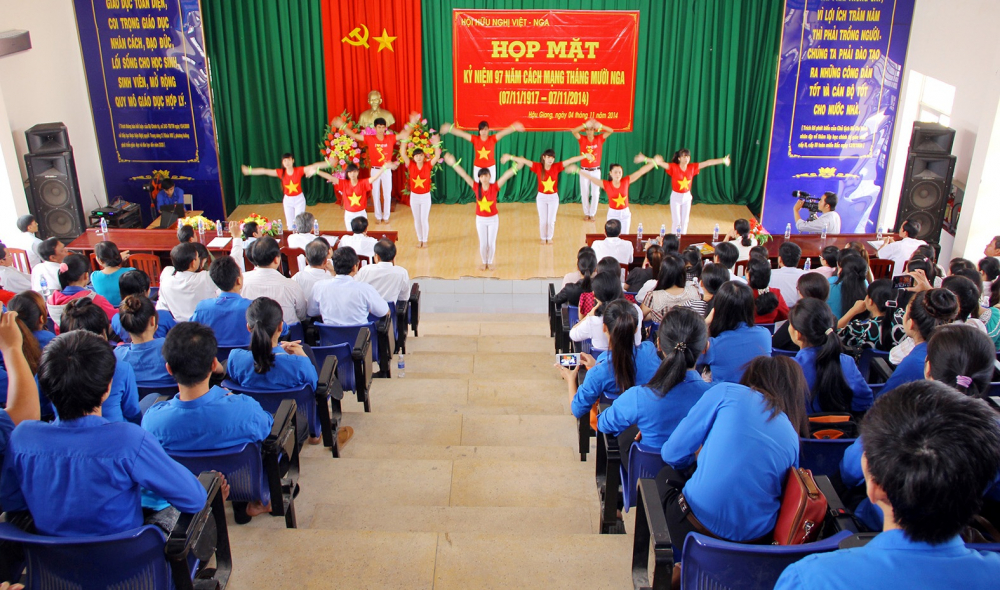 Một cuộc gặp gỡ của Hội Hữu nghị Việt - Nga tỉnh Hậu Giang kỷ niệm Cách mạng Tháng Mười Nga vĩ đại.