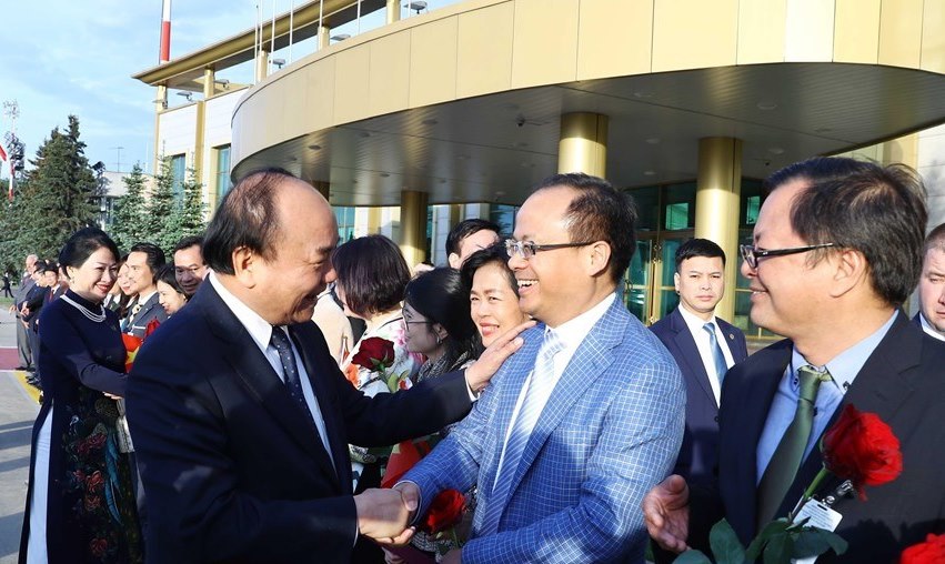 Thủ tướng Nguyễn Xuân Phúc bắt tay ông Đỗ Xuân Hoàng trong lễ đón đoàn đại biểu cấp cao Việt Nam thăm chính thức LB Nga tại sân bay Vnukovo ở Moskva (5/2019)
