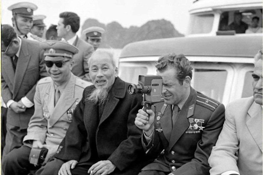 Chủ tịch Hồ Chí Minh và Anh hùng, Phi công vũ trụ Liên Xô Ghéc-man Ti-tốp trên con tàu thăm Vịnh Hạ Long (tháng 1/1962). Ảnh: TƯ LIỆU TTXVN
