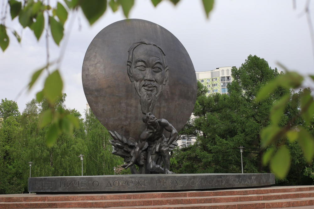 Tượng đài Chủ tịch Hồ Chí Minh tại Quàng trường mang tên Người ở Moskva. Ảnh: TRẦN HIẾU - TTXVN