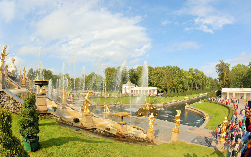 Tháp đài phun nước trong khuôn viên Cung điện Pi-e ở Saint-Petersburg. Ảnh: ĐĂNG PHÁT