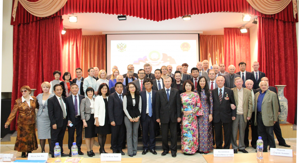 Các đại biểu Việt Nam và Nga chụp ảnh kỷ niệm sau cuộc Hội thảo khoa học - thực tiễn về vai trò của đối ngoại nhân dân trong việc phát triển quan hệ Việt-Nga (Moskva, 19/9/2019)