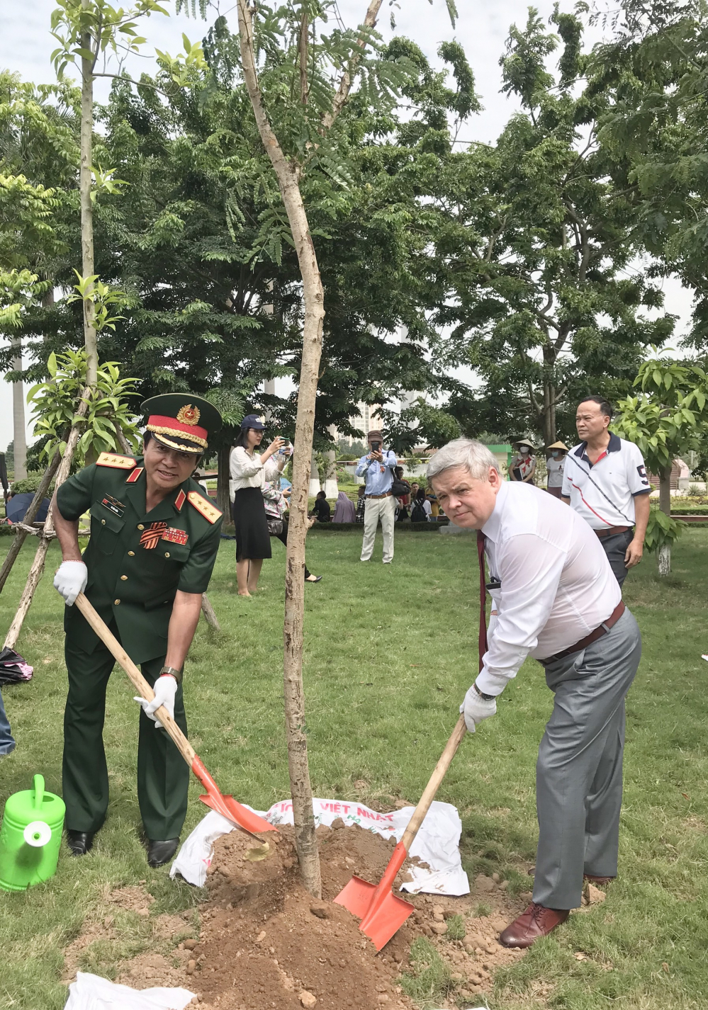 Thượng tướng Võ Văn Tuấn, đại diện Hội Hữu nghị Việt-Nga, tham gia trồng cây trong hoạt động 
