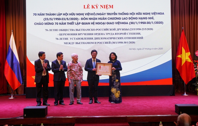 Phó Chủ tịch nước Đặng Thị Ngọc Thịnh trao Huân chương Lao động hạng Nhì tặng Hội Hữu nghị Việt-Nga. Ảnh: TIẾN DŨNG