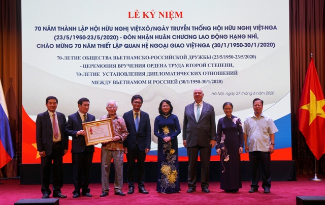 Phó Chủ tịch nước Đặng Thị Ngọc Thịnh chụp ảnh kỷ niệm cùng Đại sứ Nga K. Vnukov và các vị lãnh đạo, nguyên lãnh đạo Liên hiệp các tổ chức hữu nghị Việt Nam, các vị lãnh đạo, nguyên lãnh đạo Hội Hữu nghị Việt-Nga.  Ảnh: TIẾN DŨNG