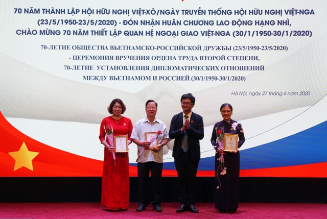 Bà Nguyễn Phương Nga, ông Vũ Xuân Hồng và bà Phạm Thị Thái được tặng Kỷ niệm chương Hội Hữu nghị Việt-Nga. Ảnh: TIẾN DŨNG