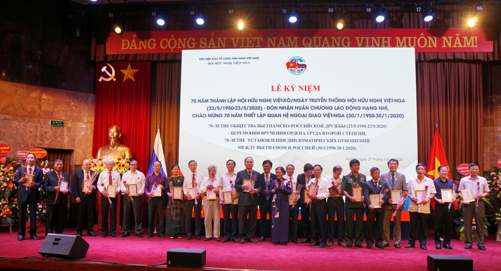 Các Phó Chủ tịch, nguyên Phó Chủ tịch Hội và Ủy viên Thường vụ Hội khóa V được tặng Kỷ niệm chương Hội Hữu nghị Việt-Nga. Ảnh: TIẾN DŨNG