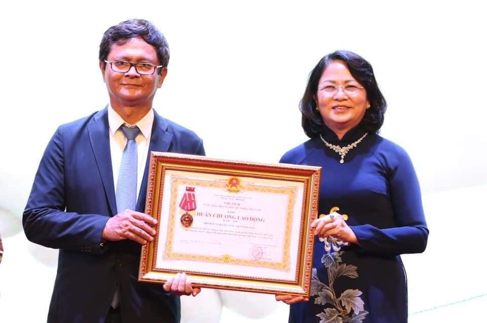 Вице-президент Данг Тхи Нгок Тхинь вручает ОВРД Орден Труда второй степени