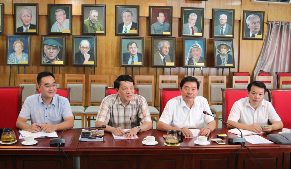 Các đại biểu Hội Hữu nghị Việt-Nga trong cuộc gặp gỡ làm việc.