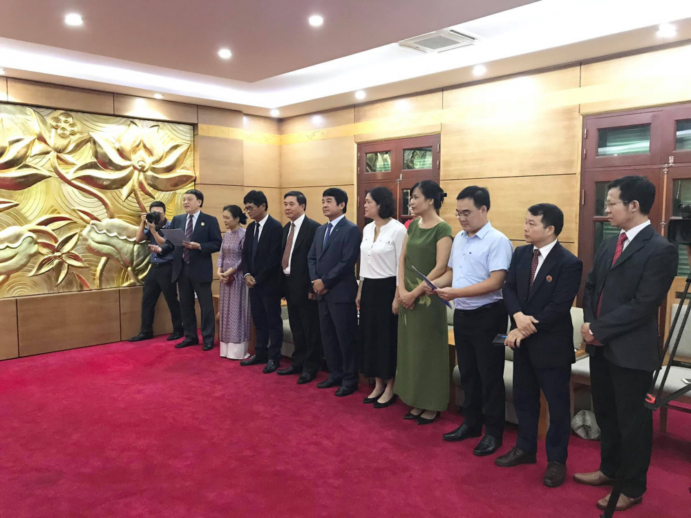 Các đại biểu Việt Nam tham dự lễ trao tặng Kỷ niệm chương.  Ảnh: VŨ HUYẾN