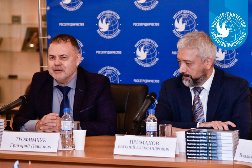 Giám đốc  Rossotrudnichestvo Yevgeni Primakov (bên phải) và ông Grigori Trofimchuk - tác giả cuốn sách 